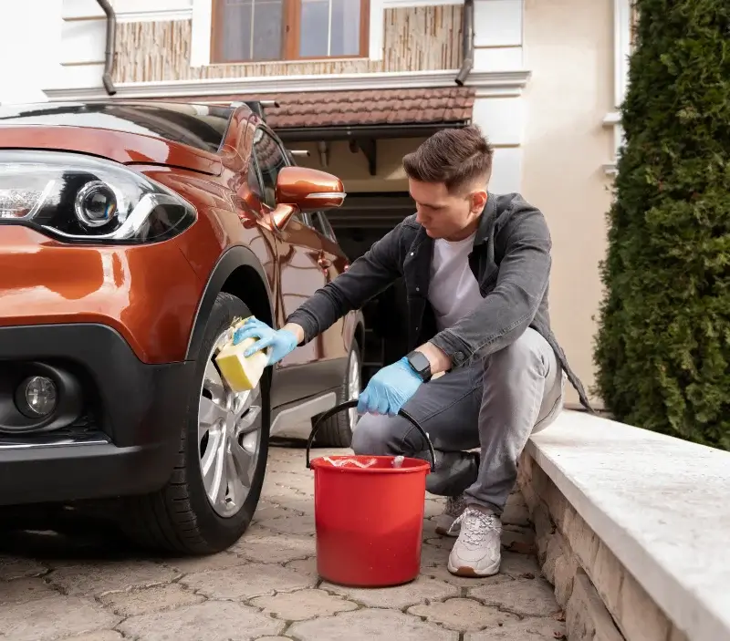 Lavage auto à domicile Saint-Laurs : professionnel intervenant sur un véhicule
